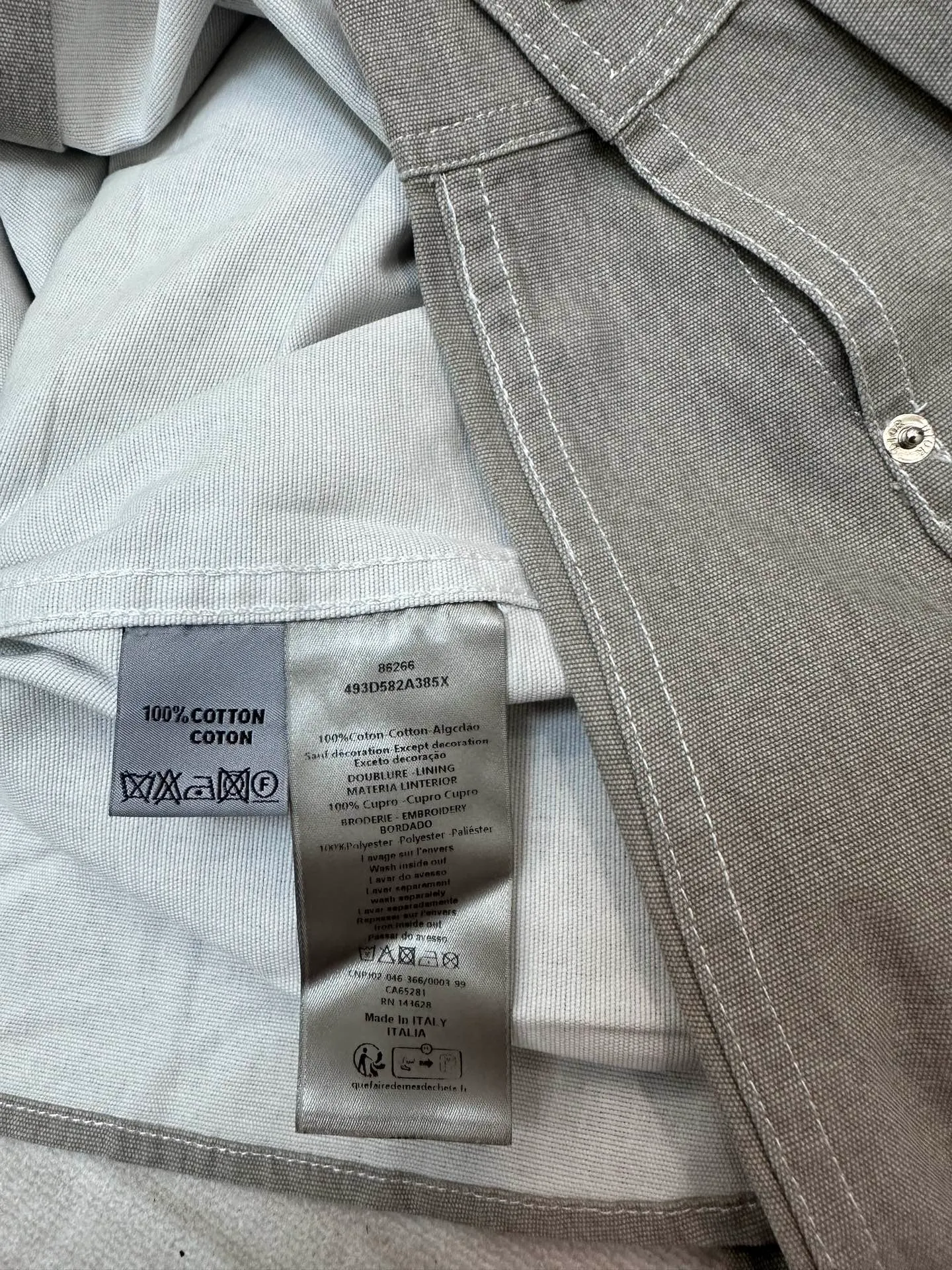 P440 Dior Stone Island joint embroidered denim shirt 24ss new model comes from the AND STONE ISLAND limited series, showing the logo of the joint series. Crafted from yellow cotton, it features the AND STONE ISLAND logo on the chest, highlighting Stone Island's classic star logo with the letter O in the logo. Wear it with or over for a sophisticated and trendy look. Same size for men and women: S/M/L/XL